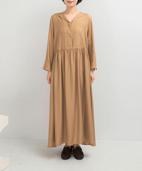 URBAN RESEARCH ROSSO WOMEN（アーバンリサーチ　ロッソ）の「キュプラ混フィブリルギャザーワンピース（ワンピース・レディース・ベージュ/ブラック/ブラウン系その他・FREE）」の4枚目の写真