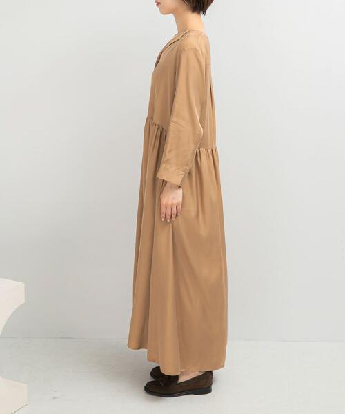 URBAN RESEARCH ROSSO WOMEN（アーバンリサーチ　ロッソ）の「キュプラ混フィブリルギャザーワンピース（ワンピース・レディース・ベージュ/ブラック/ブラウン系その他・FREE）」の5枚目の写真