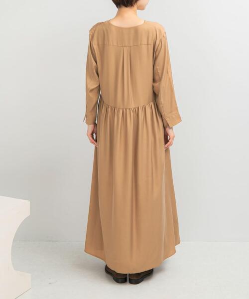 URBAN RESEARCH ROSSO WOMEN（アーバンリサーチ　ロッソ）の「キュプラ混フィブリルギャザーワンピース（ワンピース・レディース・ベージュ/ブラック/ブラウン系その他・FREE）」の6枚目の写真