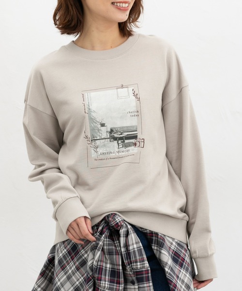 Honeys(ハニーズ)の「フォトゆるスウェット(スウェット・レディース・オートミール/スミクロ/ライトパープル/グレイッシュベージュ・L/LL/M/S)」の3枚目の写真