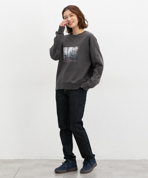 Honeys(ハニーズ)の「フォトゆるスウェット(スウェット・レディース・オートミール/スミクロ/ライトパープル/グレイッシュベージュ・L/LL/M/S)」の8枚目の写真