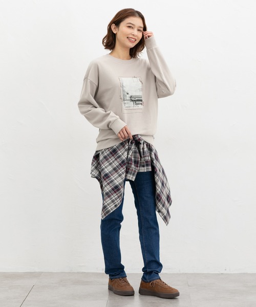 Honeys(ハニーズ)の「フォトゆるスウェット(スウェット・レディース・オートミール/スミクロ/ライトパープル/グレイッシュベージュ・L/LL/M/S)」の13枚目の写真