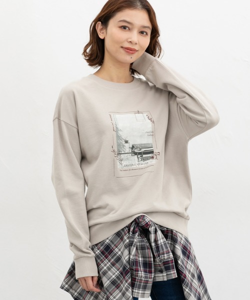 Honeys(ハニーズ)の「フォトゆるスウェット(スウェット・レディース・オートミール/スミクロ/ライトパープル/グレイッシュベージュ・L/LL/M/S)」の15枚目の写真