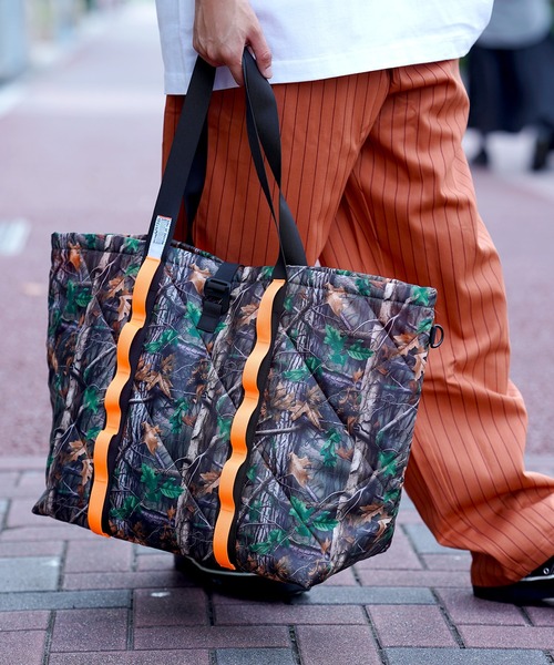 WEEKEND(ER)(ウィークエンダー)の「WEEKEND(ER) QUILTED TOTE(トートバッグ・メンズ・ブラック/ベージュ/ブルー/カモフラージュ・FREE)」の4枚目の写真