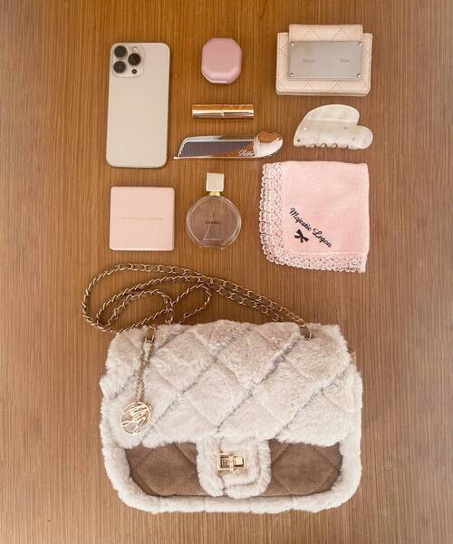 MAJESTIC LEGON（マジェスティックレゴン）の「キルティングファーチェーンバッグ（ショルダーバッグ・レディース・キャメル/アイボリー・FREE）」の4枚目の写真