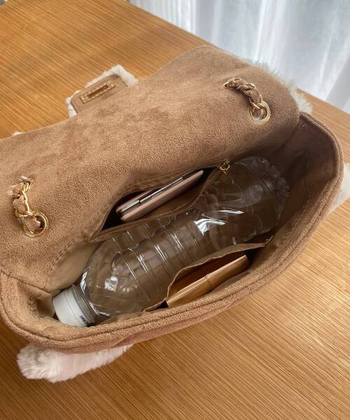 MAJESTIC LEGON（マジェスティックレゴン）の「キルティングファーチェーンバッグ（ショルダーバッグ・レディース・キャメル/アイボリー・FREE）」の6枚目の写真