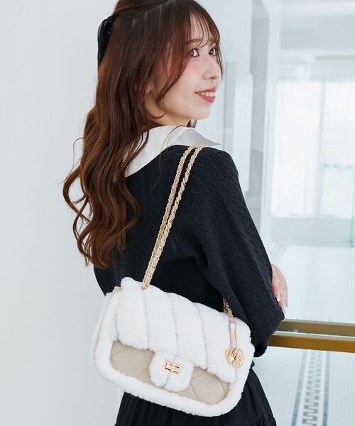 MAJESTIC LEGON（マジェスティックレゴン）の「キルティングファーチェーンバッグ（ショルダーバッグ・レディース・キャメル/アイボリー・FREE）」の8枚目の写真