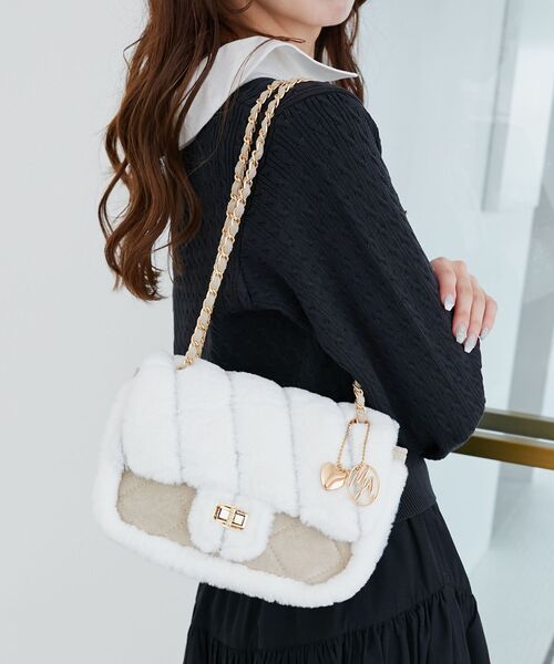 MAJESTIC LEGON（マジェスティックレゴン）の「キルティングファーチェーンバッグ（ショルダーバッグ・レディース・キャメル/アイボリー・FREE）」の9枚目の写真