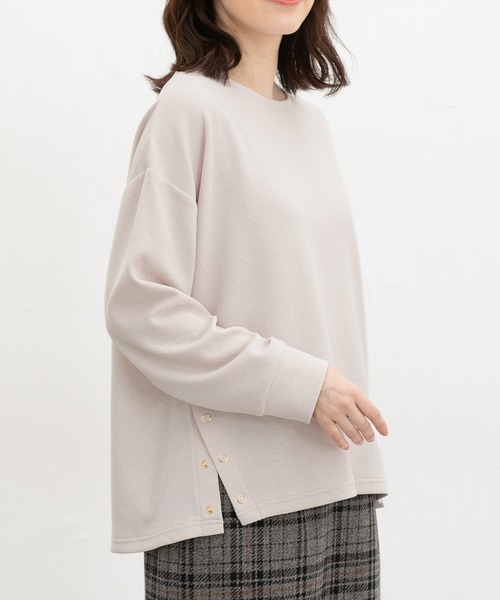 Honeys(ハニーズ)の「サイド釦使いトップス(Tシャツ/カットソー・レディース・ブルー/ブラック/グレイッシュベージュ/モカ・M/LL/L)」の4枚目の写真