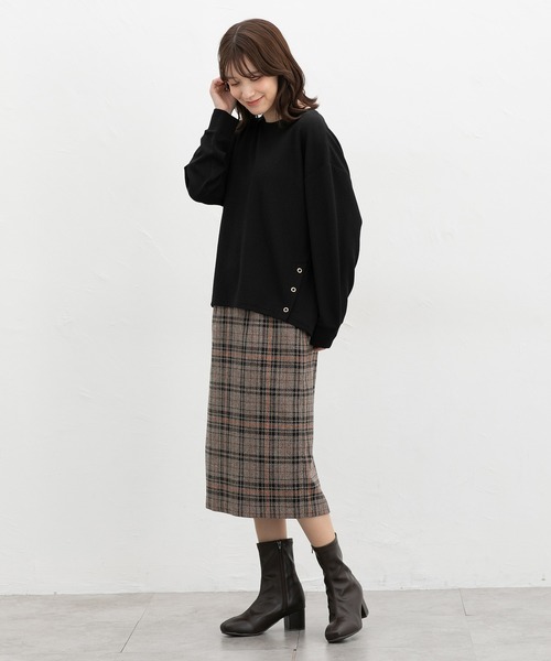 Honeys(ハニーズ)の「サイド釦使いトップス(Tシャツ/カットソー・レディース・ブルー/ブラック/グレイッシュベージュ/モカ・M/LL/L)」の5枚目の写真