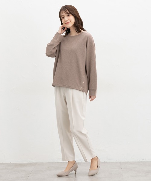 Honeys(ハニーズ)の「サイド釦使いトップス(Tシャツ/カットソー・レディース・ブルー/ブラック/グレイッシュベージュ/モカ・M/LL/L)」の12枚目の写真