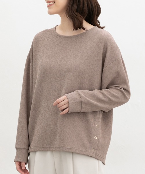 Honeys(ハニーズ)の「サイド釦使いトップス(Tシャツ/カットソー・レディース・ブルー/ブラック/グレイッシュベージュ/モカ・M/LL/L)」の13枚目の写真