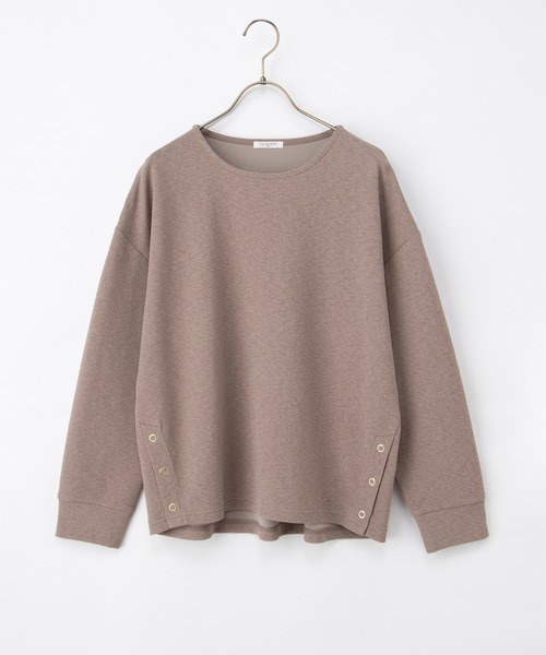 Honeys(ハニーズ)の「サイド釦使いトップス(Tシャツ/カットソー・レディース・ブルー/ブラック/グレイッシュベージュ/モカ・M/LL/L)」の20枚目の写真