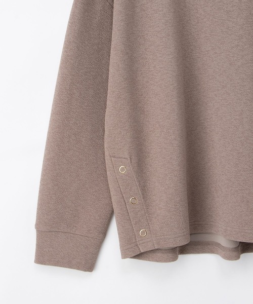 Honeys(ハニーズ)の「サイド釦使いトップス(Tシャツ/カットソー・レディース・ブルー/ブラック/グレイッシュベージュ/モカ・M/LL/L)」の21枚目の写真