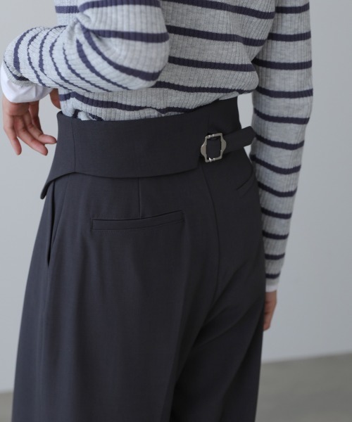 Bab(バブ)の「【選べるサイズ展開】ウエストフラップ釦ワイドタックパンツ(その他パンツ・レディース・チャコールグレー/ベージュ/ブラウン・S/M/L)」の7枚目の写真