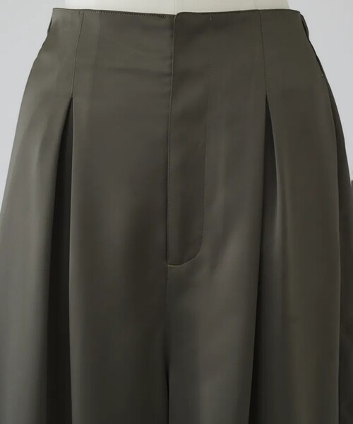 RIM.ARK（リムアーク）の「【RIM.ARK/リムアーク】Round silhouette satin PT/ラウンドシルエットサテンパンツ（その他パンツ・レディース・カーキ/ブラック・38/36）」の8枚目の写真