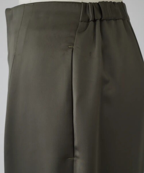 RIM.ARK（リムアーク）の「【RIM.ARK/リムアーク】Round silhouette satin PT/ラウンドシルエットサテンパンツ（その他パンツ・レディース・カーキ/ブラック・38/36）」の7枚目の写真
