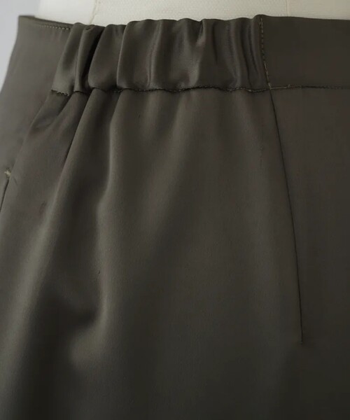 RIM.ARK（リムアーク）の「【RIM.ARK/リムアーク】Round silhouette satin PT/ラウンドシルエットサテンパンツ（その他パンツ・レディース・カーキ/ブラック・38/36）」の5枚目の写真