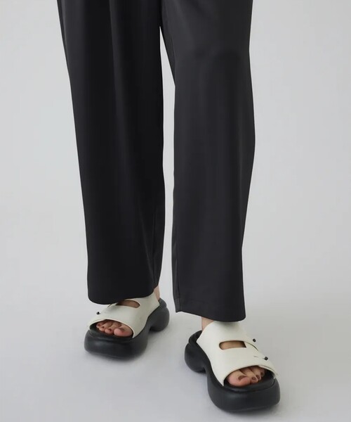 RIM.ARK（リムアーク）の「【RIM.ARK/リムアーク】Round silhouette satin PT/ラウンドシルエットサテンパンツ（その他パンツ・レディース・カーキ/ブラック・38/36）」の15枚目の写真