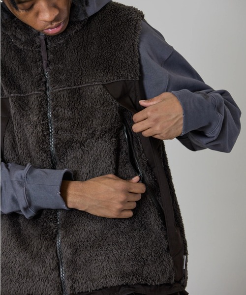 UNFRM OUTDOOR STANDARD（ユニフォームアウトドアスタンダード）の「【UNFRM OUTDOOR STANDARD:ユニフォームアウトドアスタンダード】COZY BOA FLEECE ZIP-UP VEST/ボアフリースベスト（ベスト・メンズ・モカ/ブラック・MEDIUM/SMALL）」の2枚目の写真