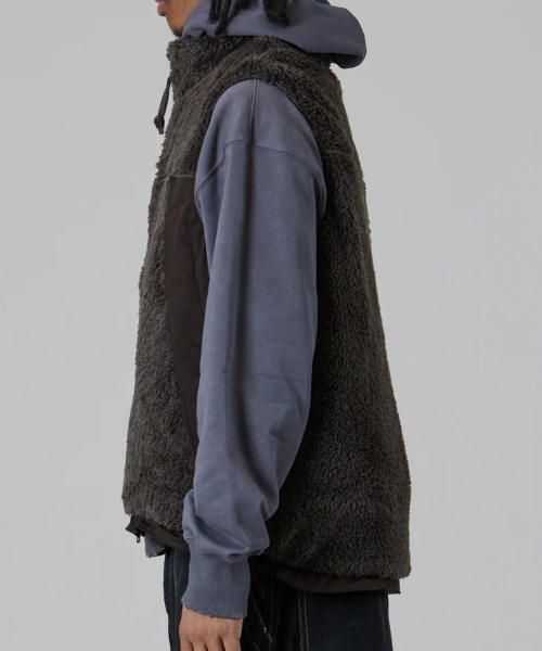 UNFRM OUTDOOR STANDARD（ユニフォームアウトドアスタンダード）の「【UNFRM OUTDOOR STANDARD:ユニフォームアウトドアスタンダード】COZY BOA FLEECE ZIP-UP VEST/ボアフリースベスト（ベスト・メンズ・モカ/ブラック・MEDIUM/SMALL）」の5枚目の写真