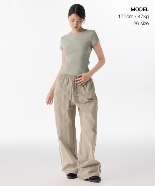 MUSINSA STANDARD WOMAN（ムシンサスタンダードウーマン）の「ウィメンズ ナイロン ワイドレース トラックパンツ [ライトベージュ]（スウェットパンツ・レディース・その他・30/26/28/24）」の8枚目の写真