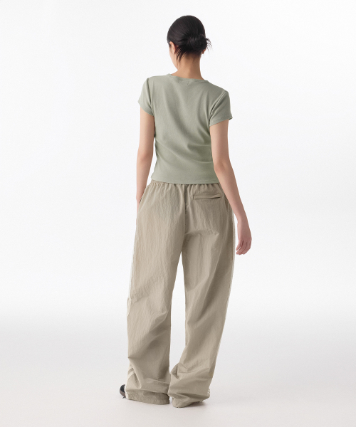 MUSINSA STANDARD WOMAN（ムシンサスタンダードウーマン）の「ウィメンズ ナイロン ワイドレース トラックパンツ [ライトベージュ]（スウェットパンツ・レディース・その他・30/26/28/24）」の7枚目の写真