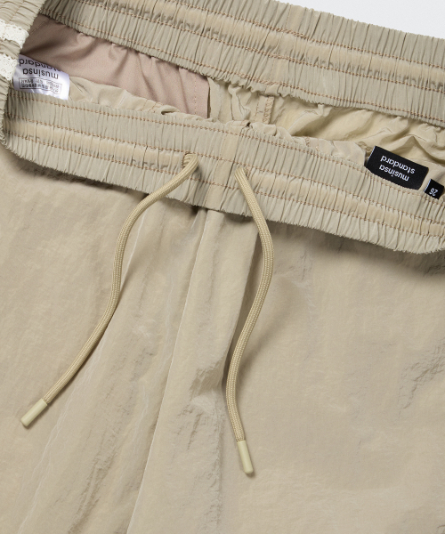 MUSINSA STANDARD WOMAN（ムシンサスタンダードウーマン）の「ウィメンズ ナイロン ワイドレース トラックパンツ [ライトベージュ]（スウェットパンツ・レディース・その他・30/26/28/24）」の6枚目の写真