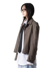 IUGAMAKARAS（イウガマカラス）の「Hem Button Crop Jacket (Brown)（テーラードジャケット）」