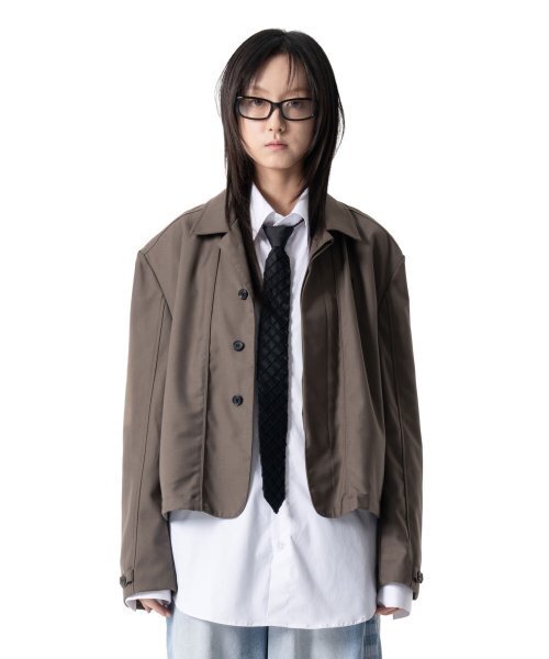 IUGAMAKARAS(イウガマカラス)の「Hem Button Crop Jacket (Brown)(テーラードジャケット・メンズ・その他・1)」の2枚目の写真