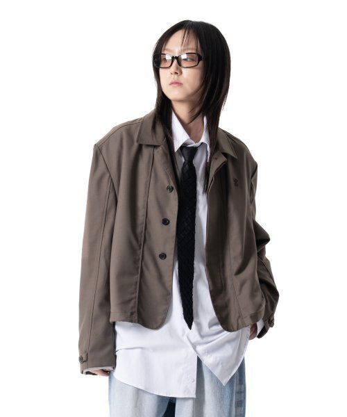 IUGAMAKARAS(イウガマカラス)の「Hem Button Crop Jacket (Brown)(テーラードジャケット・メンズ・その他・1)」の3枚目の写真