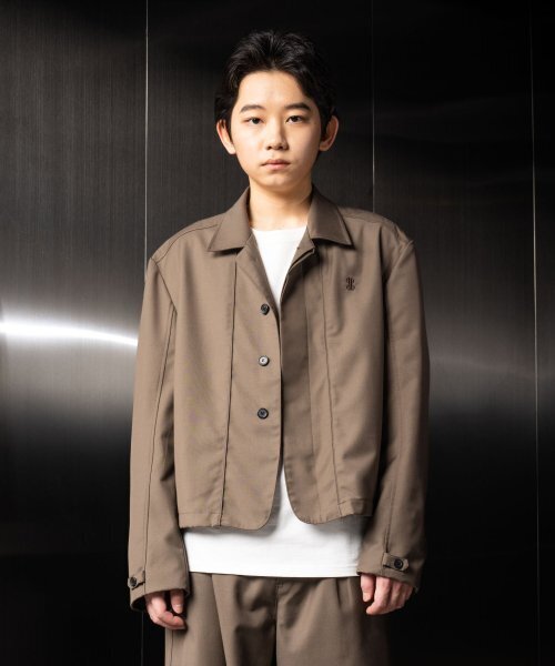 IUGAMAKARAS(イウガマカラス)の「Hem Button Crop Jacket (Brown)(テーラードジャケット・メンズ・その他・1)」の8枚目の写真