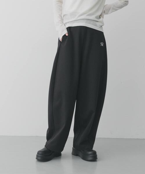 SENSE OF PLACE by URBAN RESEARCH(センスオブプレイスバイアーバンリサーチ)の「ワンポイントシシュウスウェットパンツ(その他パンツ・レディース・グレー/ブラック・SMALL/MEDIUM)」の2枚目の写真