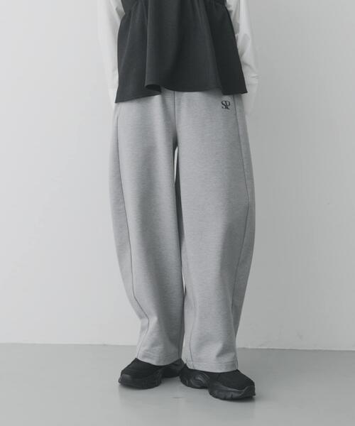 SENSE OF PLACE by URBAN RESEARCH(センスオブプレイスバイアーバンリサーチ)の「ワンポイントシシュウスウェットパンツ(その他パンツ・レディース・グレー/ブラック・SMALL/MEDIUM)」の3枚目の写真