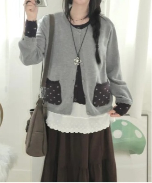 Vini（ヴィニ）の「【ウィッシュコア】レイヤードスタイルドット柄フリルポケットカーディガン（ニット/セーター・レディース・ブラック/グレー・FREE）」の12枚目の写真