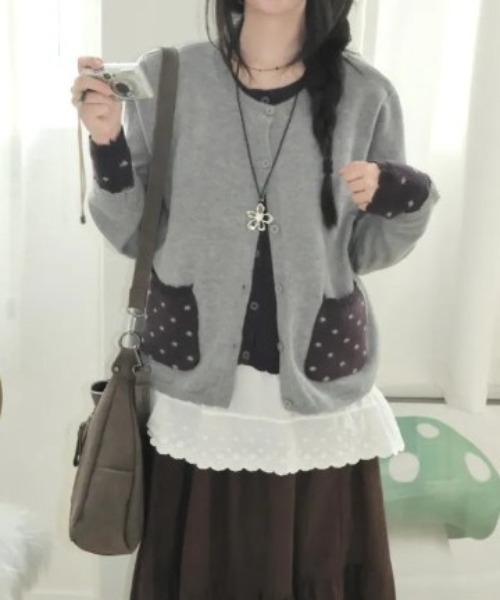 Vini（ヴィニ）の「【ウィッシュコア】レイヤードスタイルドット柄フリルポケットカーディガン（ニット/セーター・レディース・ブラック/グレー・FREE）」の10枚目の写真