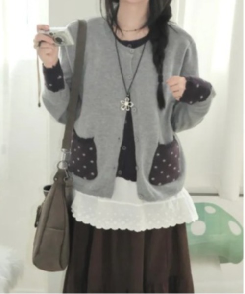 Vini（ヴィニ）の「【ウィッシュコア】レイヤードスタイルドット柄フリルポケットカーディガン（ニット/セーター・レディース・ブラック/グレー・FREE）」の9枚目の写真