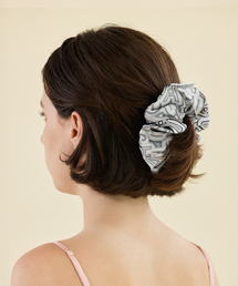 2DREAMERS（2ドリーマーズ）の「Letter Maze Black Silk Scrunchie（ヘアバンド）」