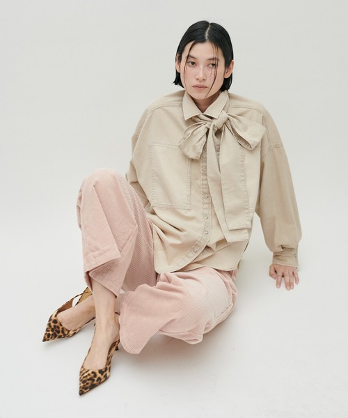 LARUTA(ラルータ)の「【LARUTA】ボウタイBIGポケットデニムブラウス(シャツ/ブラウス・レディース・ライトベージュ/サックスブルー・FREE)」の2枚目の写真