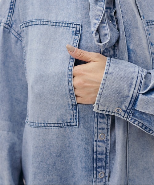 LARUTA(ラルータ)の「【LARUTA】ボウタイBIGポケットデニムブラウス(シャツ/ブラウス・レディース・ライトベージュ/サックスブルー・FREE)」の4枚目の写真