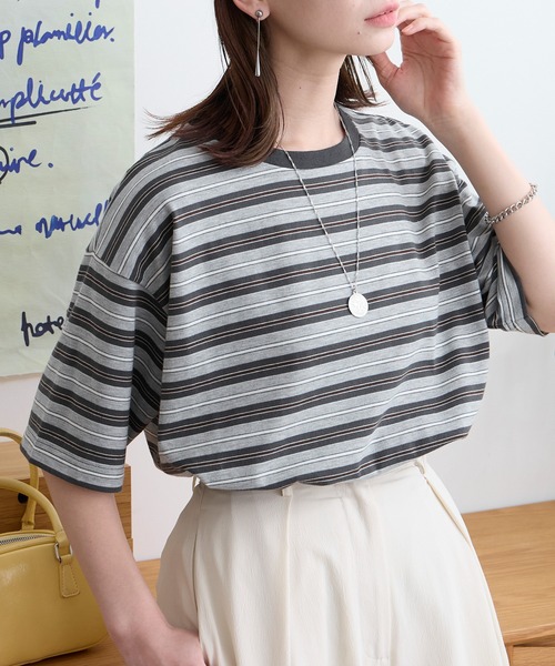 MONO-MART(モノマート)の「配色マルチボーダー オーバーサイズ 半袖Tシャツ(Tシャツ/カットソー・レディース・ブラック/グレー/ライトブルー/アイボリー/ネイビー/ブラウン・M/L)」の4枚目の写真