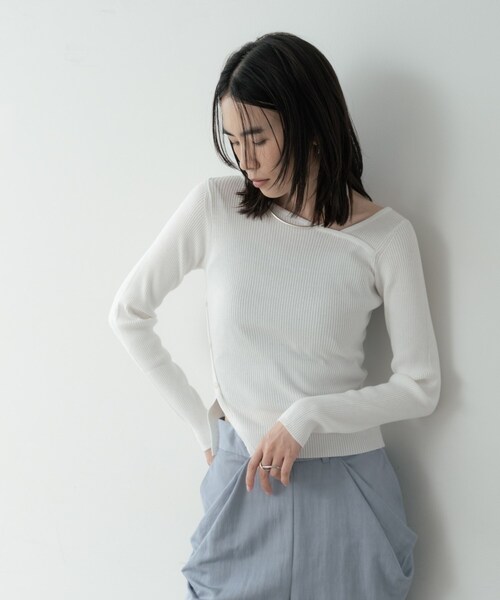 GALLEST(ギャレスト)の「オフショルスリットリブニット(ニット/セーター・レディース・ホワイト/ライトグリーン/ブラック/サックスブルー・38)」の2枚目の写真