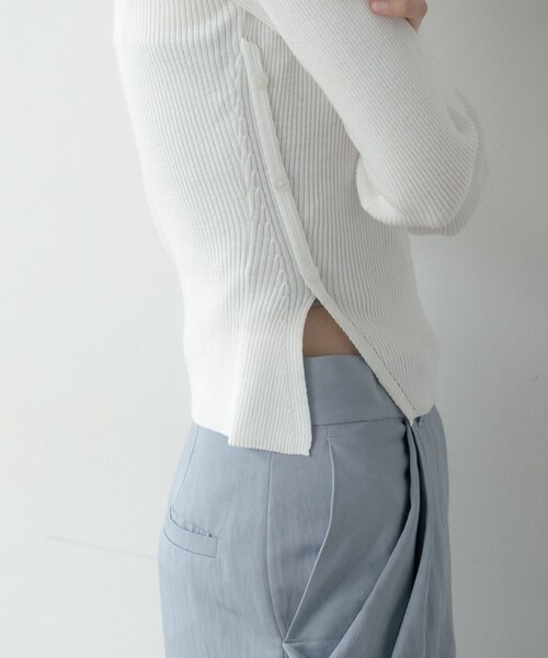 GALLEST(ギャレスト)の「オフショルスリットリブニット(ニット/セーター・レディース・ホワイト/ライトグリーン/ブラック/サックスブルー・38)」の12枚目の写真