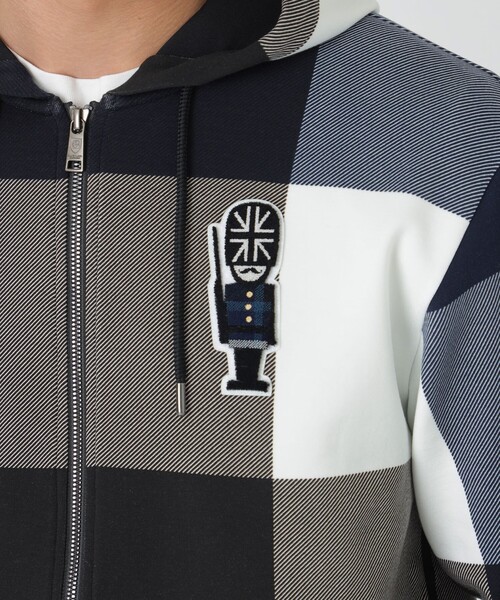 BLACK LABEL CRESTBRIDGE(ブラックレーベル・クレストブリッジ)の「ギガチェックガーズマンワッペンパーカー(パーカー・メンズ・ネイビー/ベージュ系その他6・S/XL/L/M)」の6枚目の写真