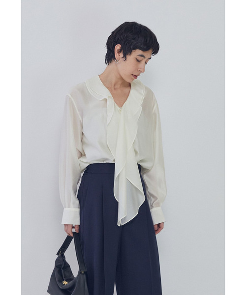 1er Arrondissement(プルミエアロンディスモン)の「ラッフルVネックブラウス(シャツ/ブラウス・レディース・ベージュ/ブルー系その他3/オフホワイト・38/36)」の2枚目の写真