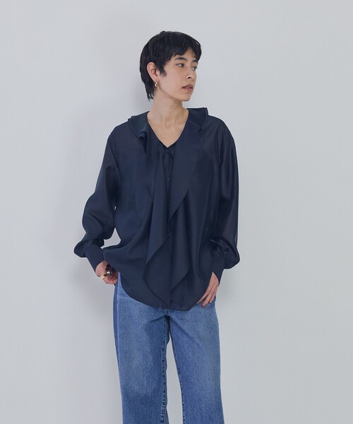 1er Arrondissement(プルミエアロンディスモン)の「ラッフルVネックブラウス(シャツ/ブラウス・レディース・ベージュ/ブルー系その他3/オフホワイト・38/36)」の3枚目の写真