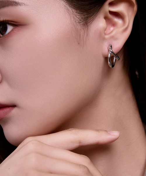Lyvi(ライビィ)の「Layered Curve Piercing / 金属アレルギー対応(ピアス(両耳用)・レディース・シルバー/ゴールド・FREE)」の3枚目の写真