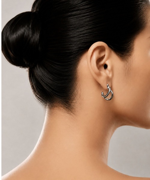 Lyvi(ライビィ)の「Layered Curve Piercing / 金属アレルギー対応(ピアス(両耳用)・レディース・シルバー/ゴールド・FREE)」の9枚目の写真