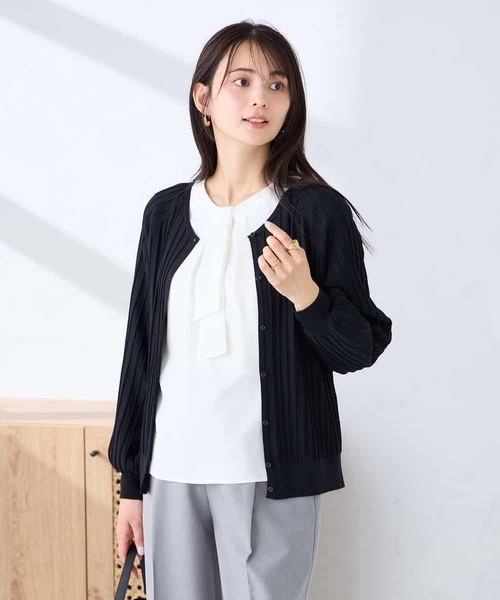 a.v.v(アーヴェヴェ)の「プリーツ編みVネックニットカーディガン(カーディガン/ボレロ・レディース・ライトベージュ/グリーン/ブラック・38/40)」の10枚目の写真