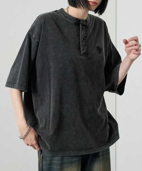 Alfred Alex(アルフレッドアレックス)の「【Alfred Alex】ヴィンテージライク オーバーサイズ ヘンリーネック Tシャツ(Tシャツ/カットソー・メンズ・グレー/グレー系/ブラック/レッド系/ネイビー/ブラック系・M/L)」の2枚目の写真